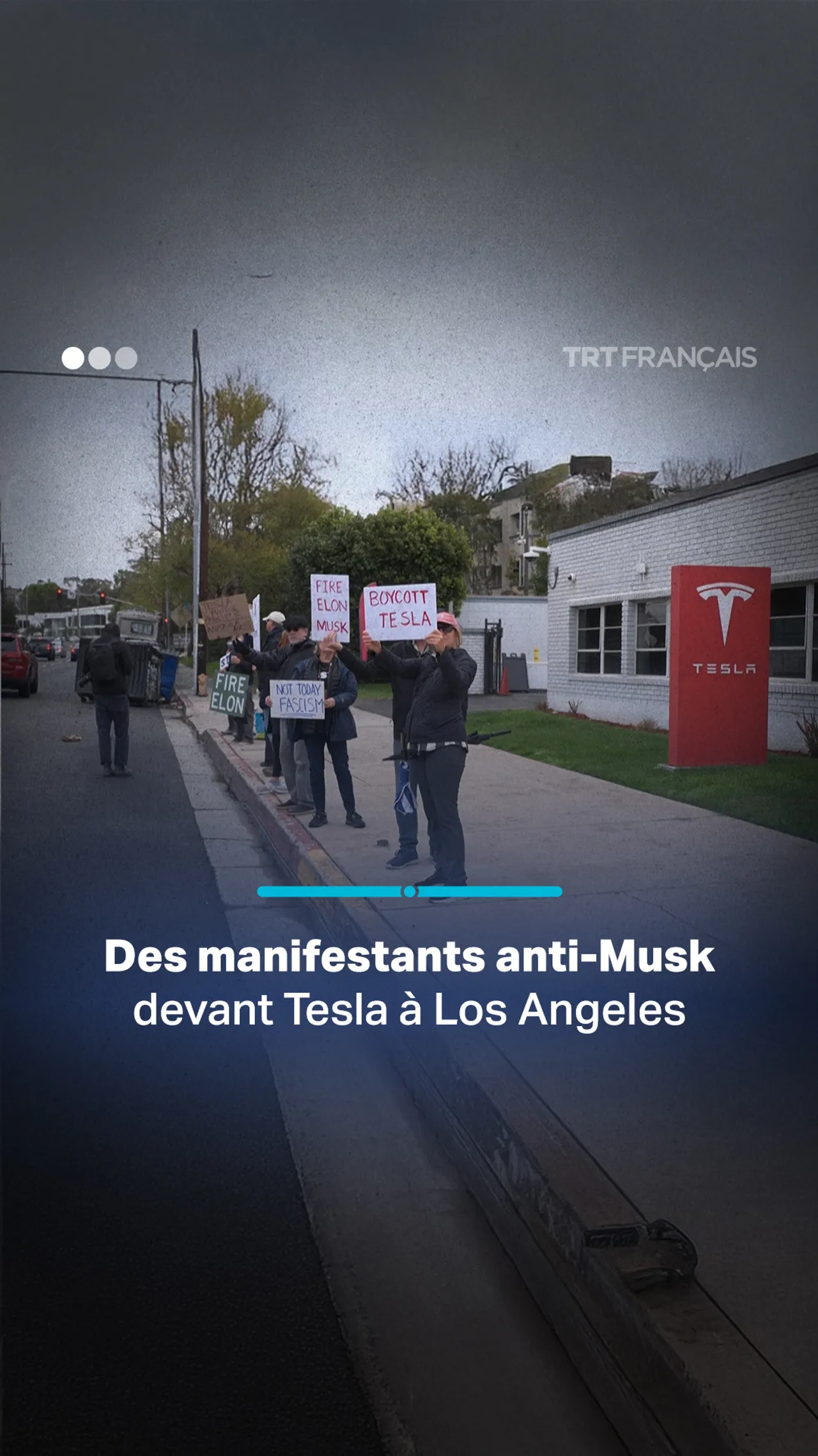 Des manifestants anti-Musk devant un concessionnaire Tesla à Los Angeles